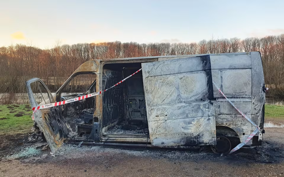 Udbrændt varebil af mærket Opel Movano fundet på Stemmeværkspladsen ved Ansager