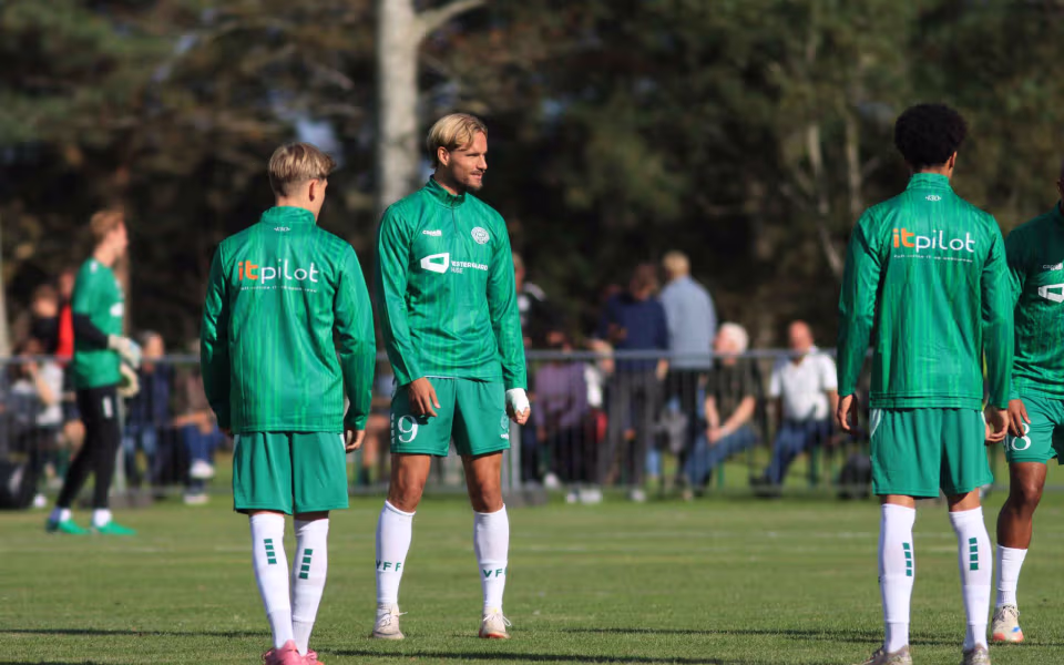 Fodboldfest på Oksbøl Stadion med glade fans og stor frivillig indsats