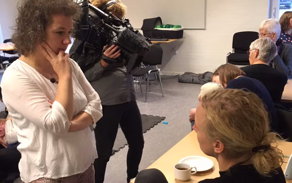 P4 Syd og DR TV på besøg i Baby Caféen i Næsbjerg-Øse Sogn