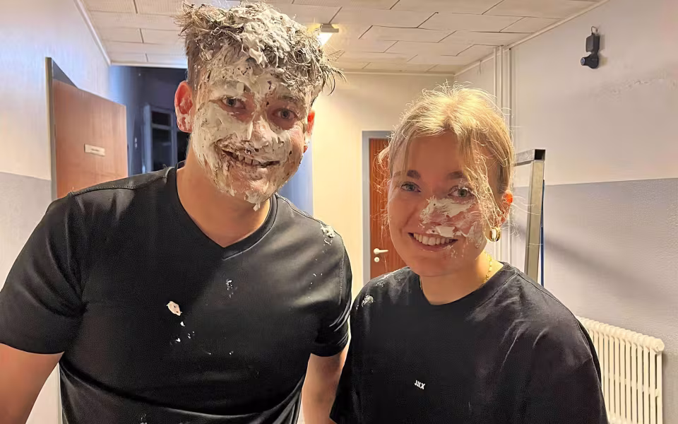 Holdet af Mini og Mega Mix gymnaster samlet, afspejler fællesskabets styrke. Sammen har de delt oplevelser, udfordringer og succeser, hvilket har styrket deres samhørighed og teamånd
