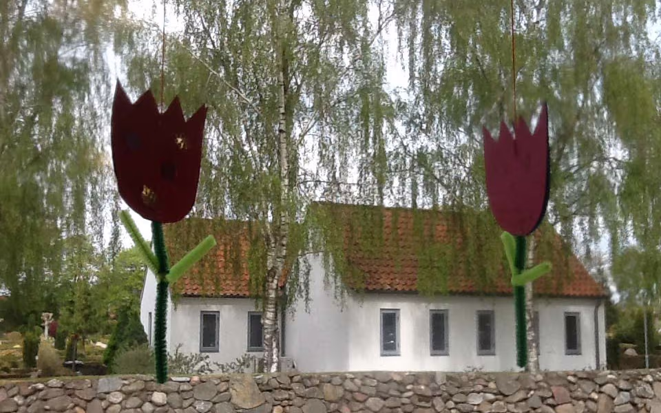 Dagplejen på tur rundt i byen med blomsterpyntede vogne