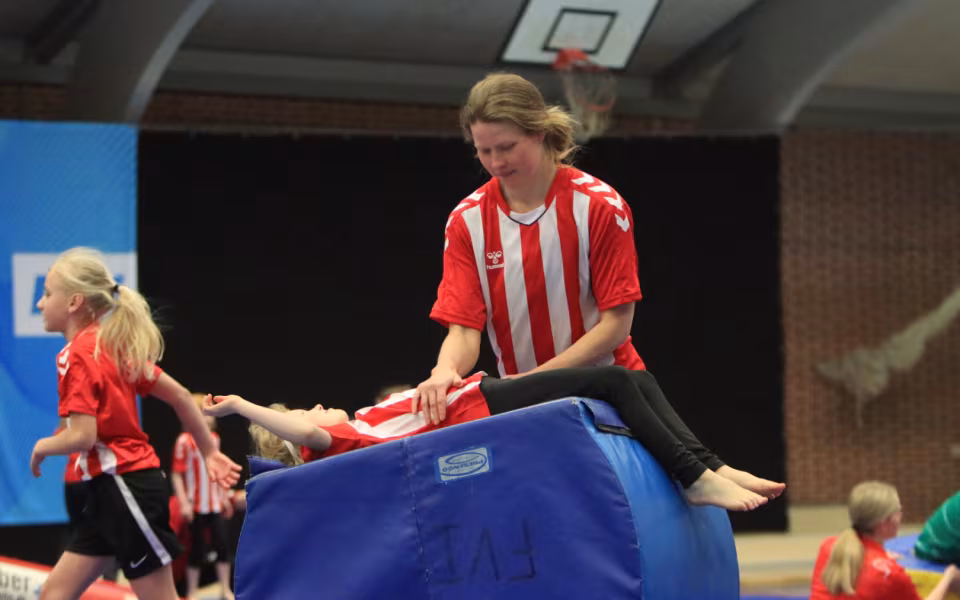 Salto Kids charmerer ved Helleopvisning