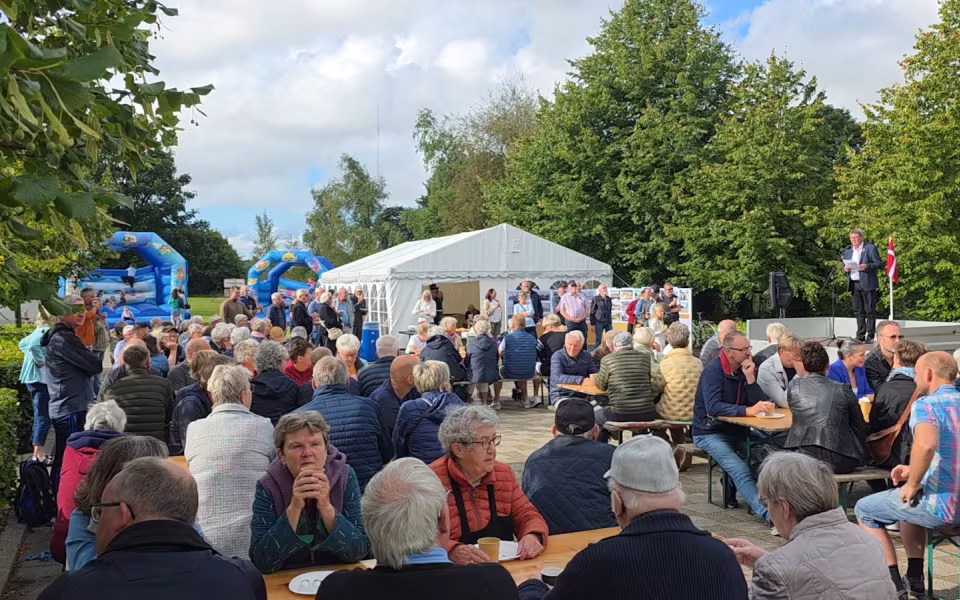 Tistrup Station forvandlet til et festligt samlingspunkt i anledning af den vestjyske længdebane 150-års jubilæum.