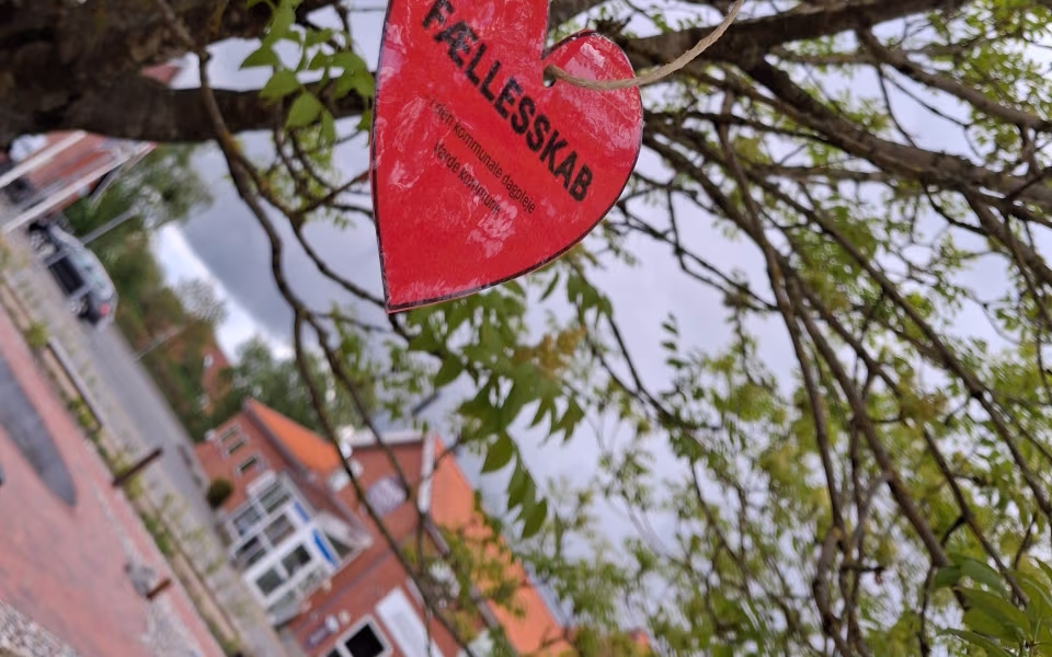 Børnene fra dagplejen spredte glæde og satte røde hjerter op rundt i Ansager for at markere Dagplejens Dag