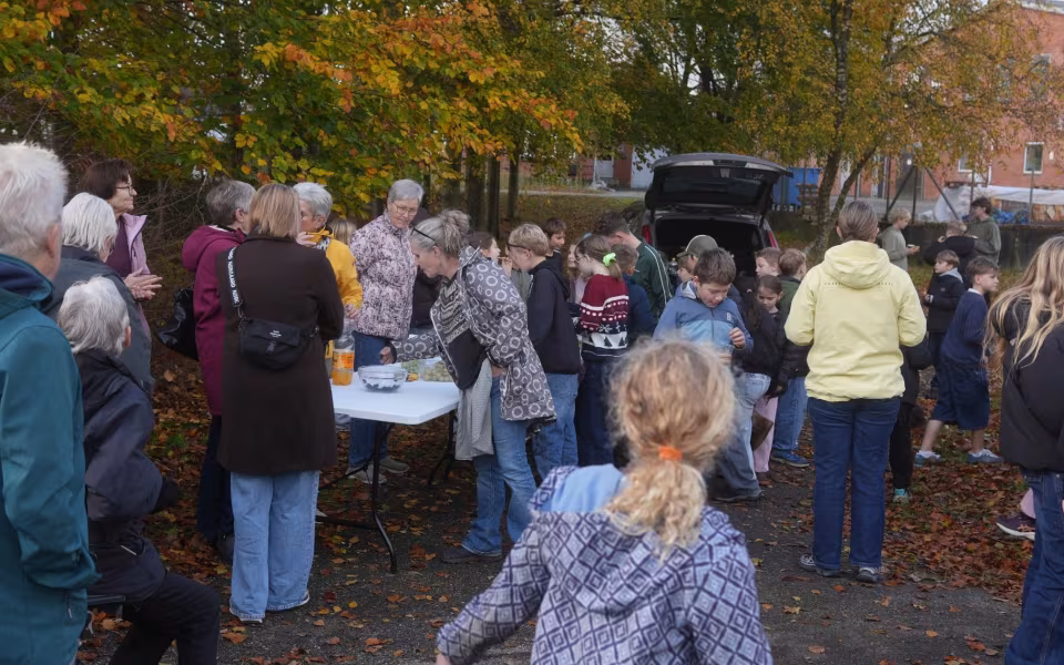 Gamle jeans danser videre på en gavl i Ansager