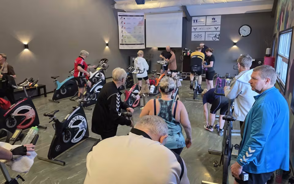 Seks timers cykelglæde i Trim Tistrup gav små 9.000 kr. til Julemærkehjemmet Fjordmark.