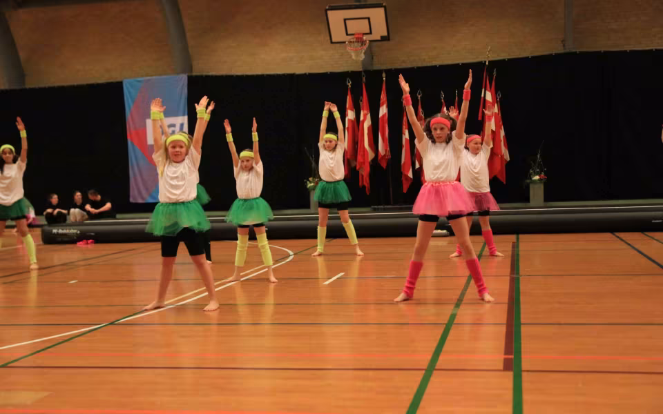 Farverig opvisning lyser Sportspark op