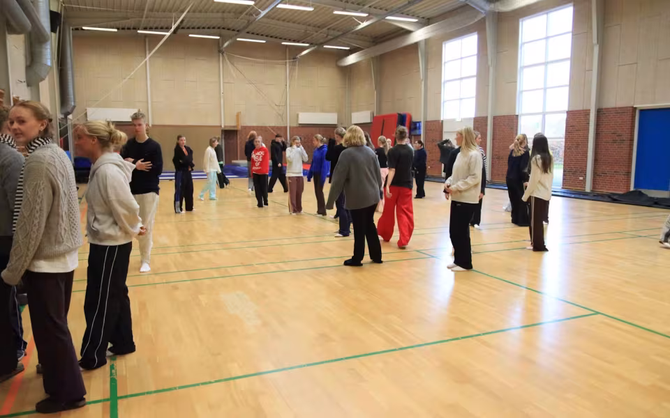 Forventningsfulde gymnaster gør klar