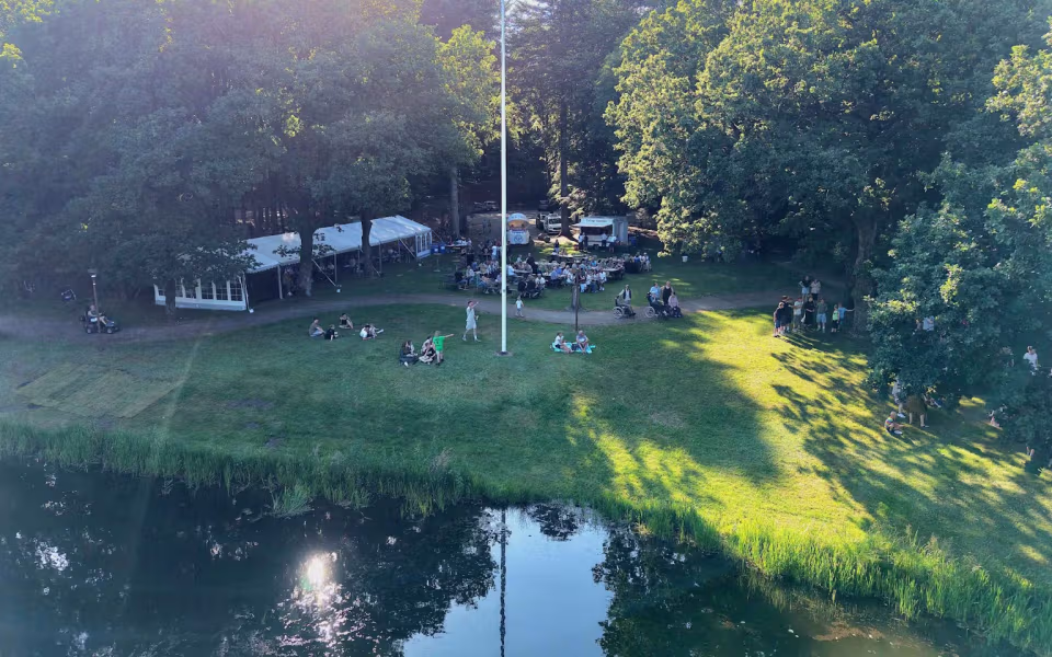 Filmklip og billeder fra Midsommerfest i Tistrup Anlæg