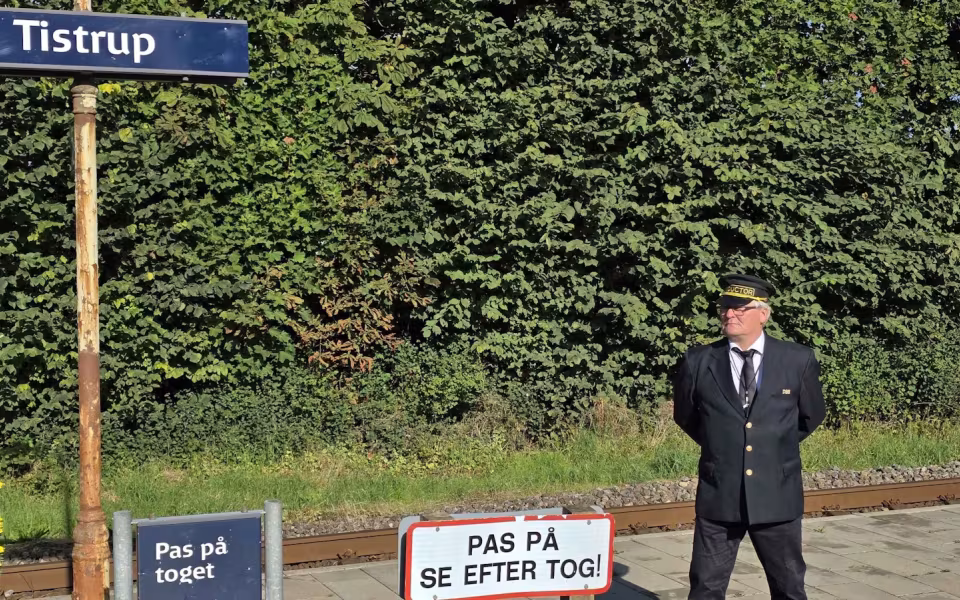 Tistrup Station forvandlet til et festligt samlingspunkt i anledning af den vestjyske længdebane 150-års jubilæum.