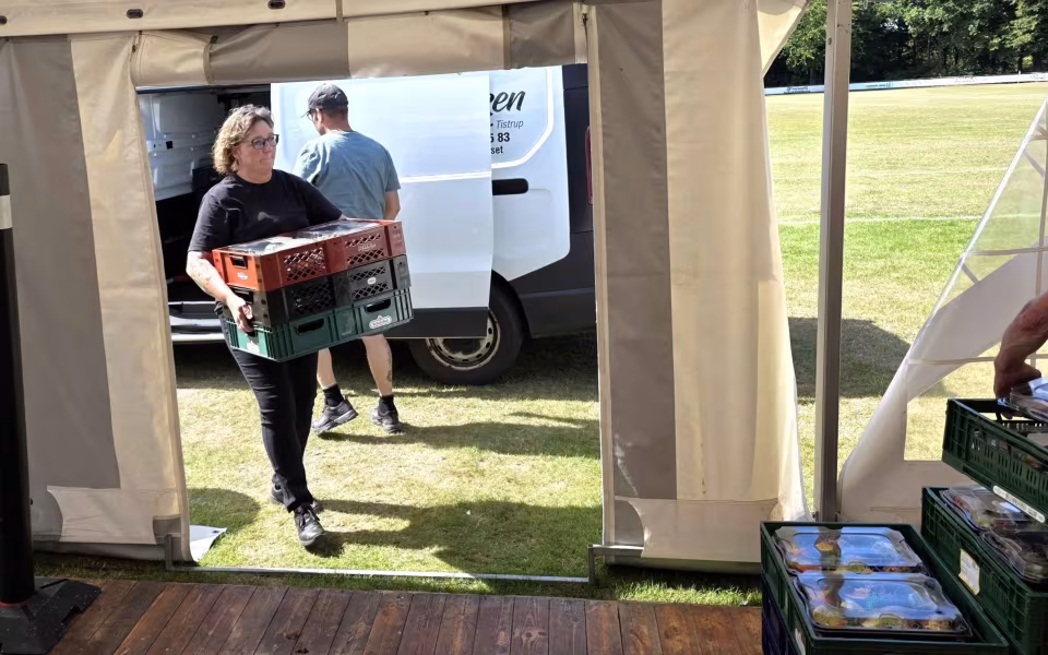 Sommerstemning og glade mennesker til sommerfest på Tistrup Stadion - Se billeder og filmklip..