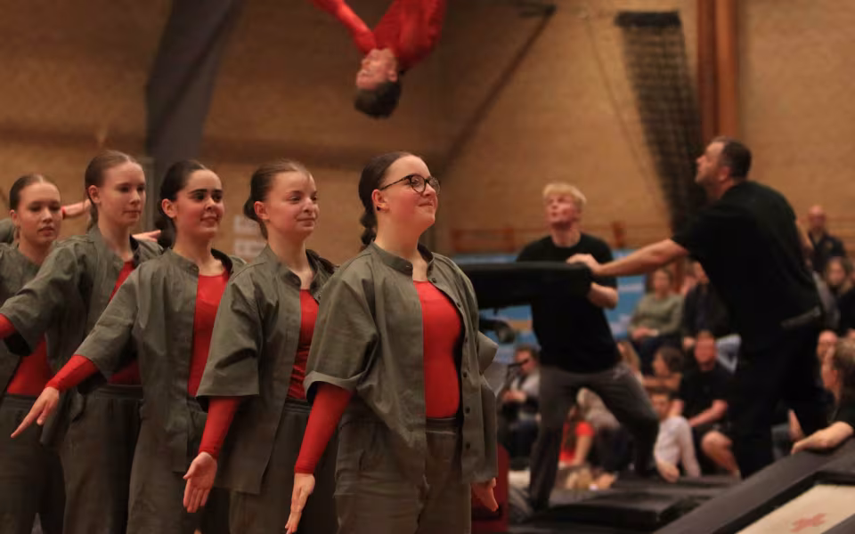 Farverig opvisning lyser Sportspark op