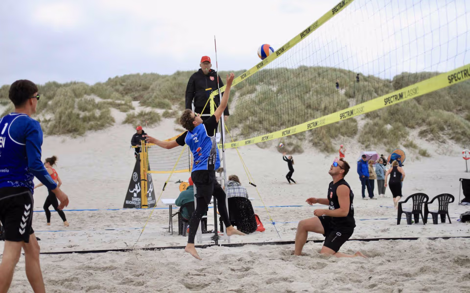 Vestenvinden udfordrer beachvolley-eliten