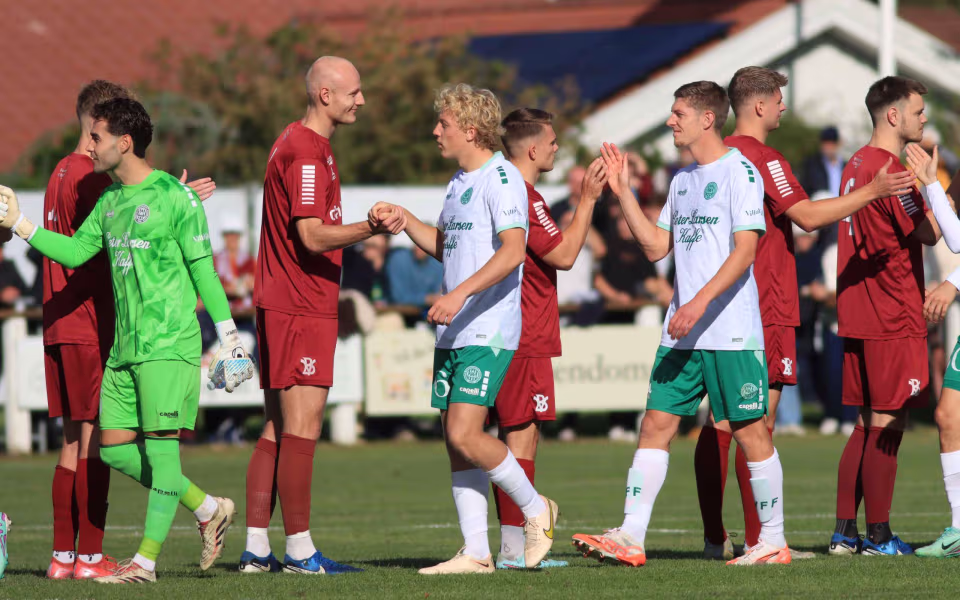 Fodboldfest på Oksbøl Stadion med glade fans og stor frivillig indsats