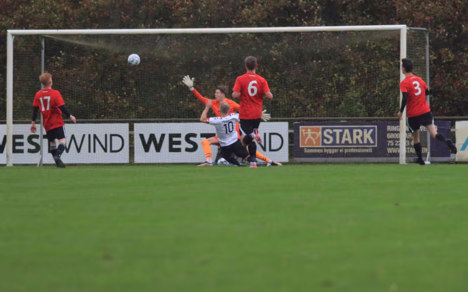 Varde redder point i overtiden