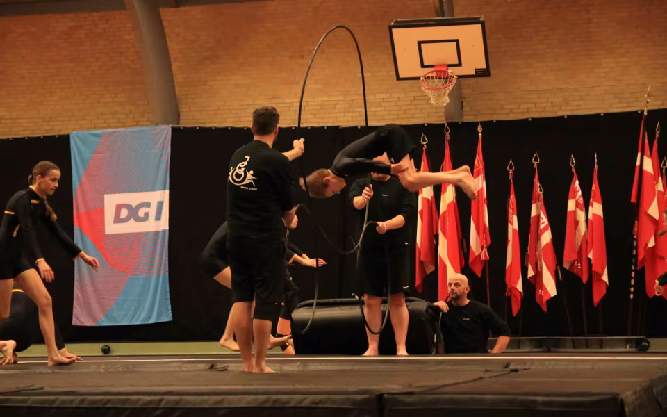 Farverig opvisning lyser Sportspark op