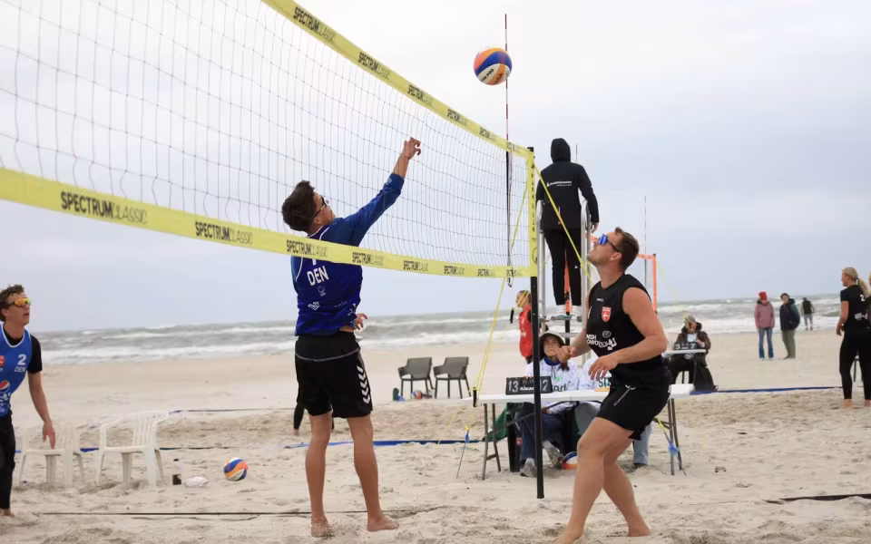 Vestenvinden udfordrer beachvolley-eliten