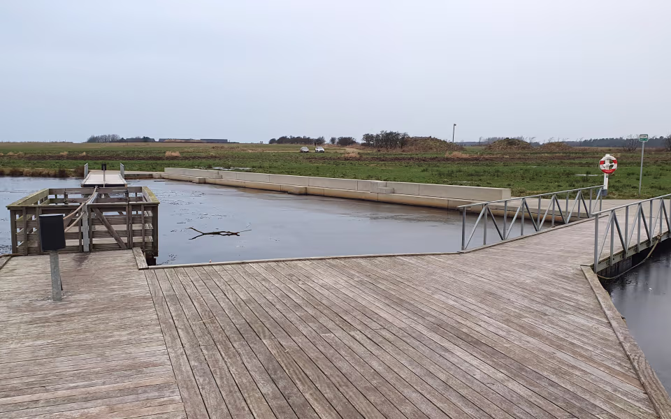 Træbro over iset vand i Naturbydelen i Ringkøbing