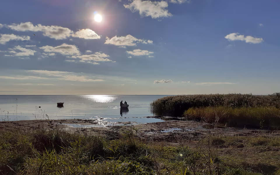 Båd med to personer på Ringkøbing Fjord ved Fiskerhusene