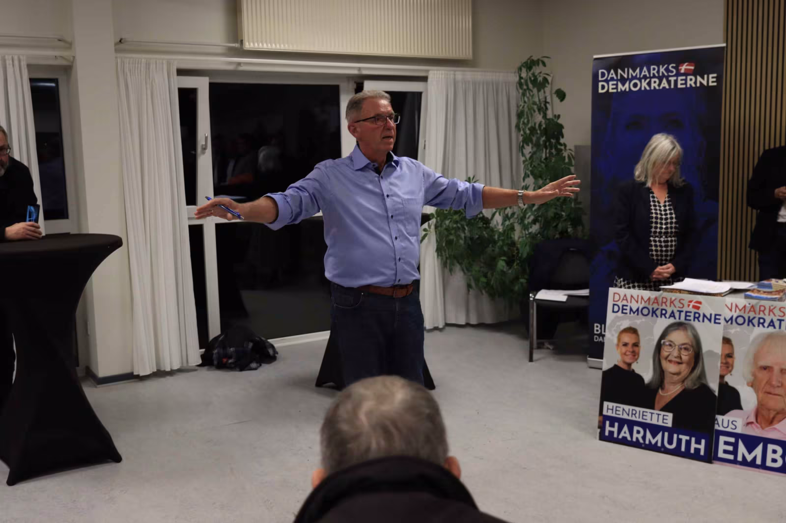 Preben Olesen byder velkommen til Valg Café