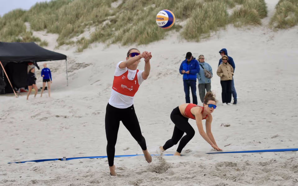 Vestenvinden udfordrer beachvolley-eliten