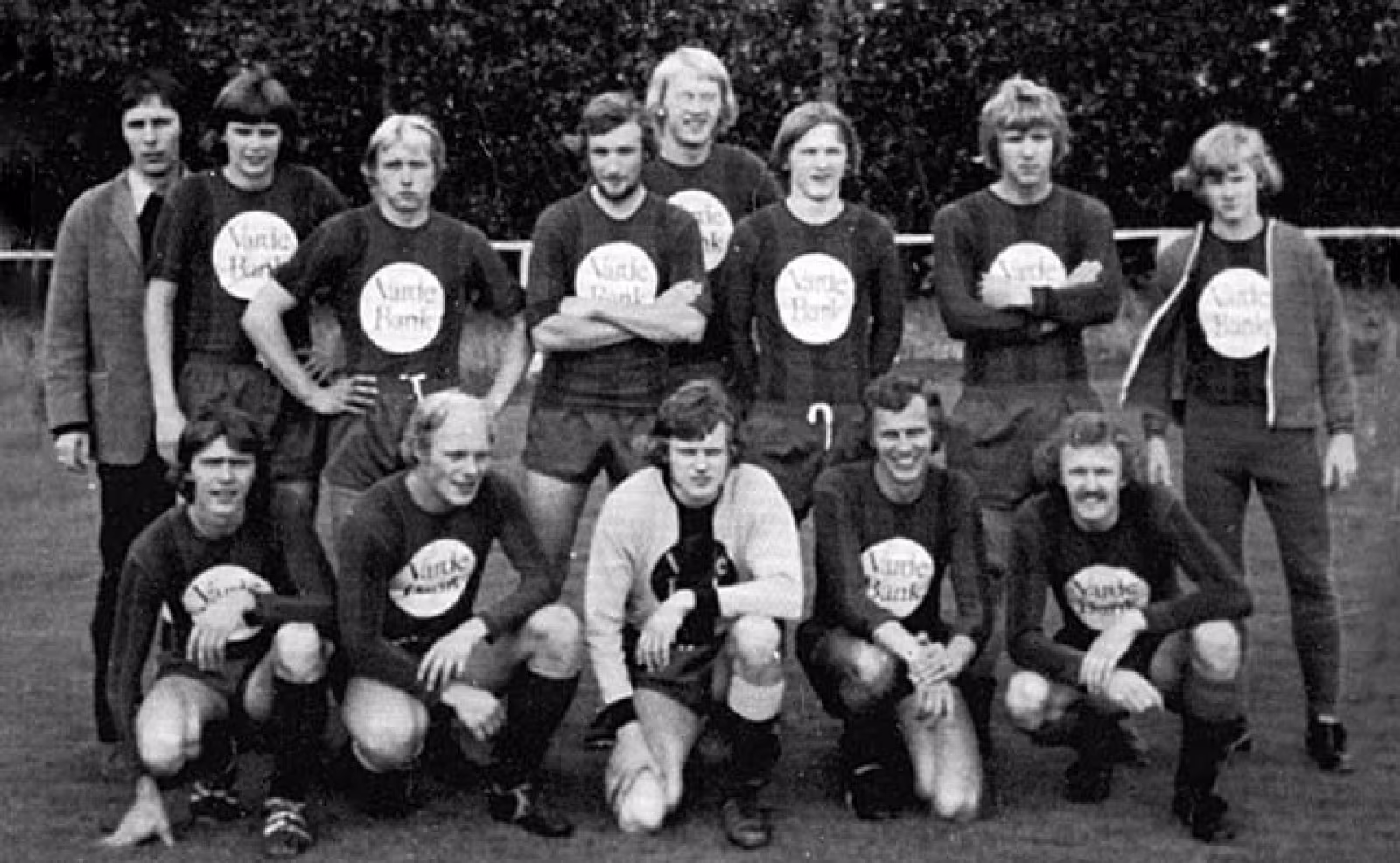 Et hold der spillede på stadion i tiden omkring 1977, hvor det nye klubhus blev taget i brug. Serie 2 fra 1975 - Stående fra venstre: Vagn Thomsen, Torben Østergård, Torben Hennelund, John Vedstesen, Knud Erik Nielsen, Knud Ove Knudsen, Erling Isaksen, Sv. Åge Laursen, Jens H. Thomsen, Gerner Hinsch, Jøsse, Ole Dahl og Knud Christensen