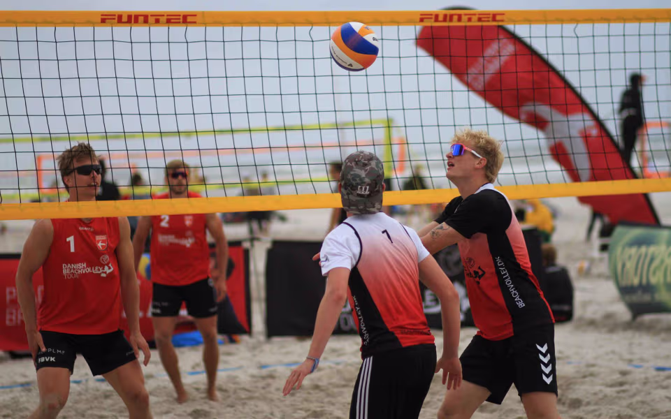 Vestenvinden udfordrer beachvolley-eliten