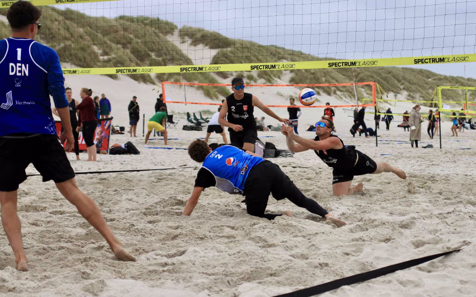 Vestenvinden udfordrer beachvolley-eliten