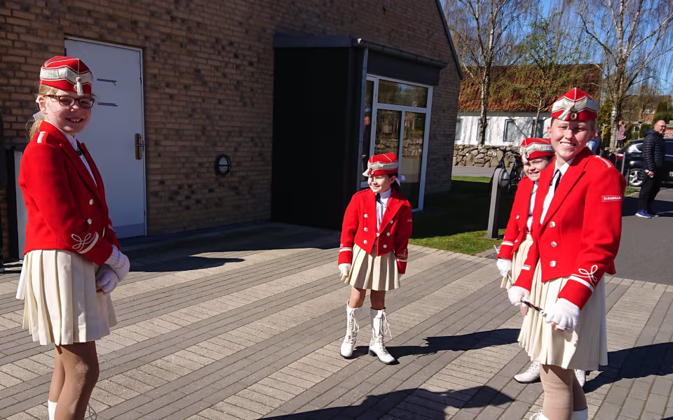 Søndag formiddag spillede Varde Garden for beboerne på Ansager plejehjem