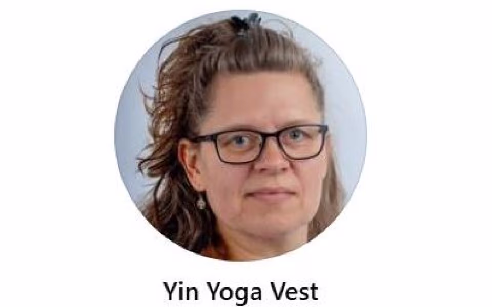 Yin yoga i Tistrup hallen. I mødelokalet.