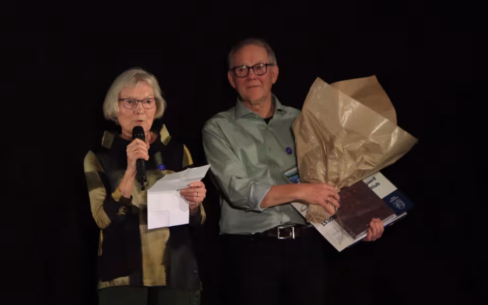 Stifterne af handicapsvømning i Helle Svømmeklub og instruktører igennem 50 år Inger og Niels Christian Nørgaard modtog Handicapprisen
