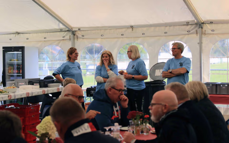 Fodboldfest på Oksbøl Stadion med glade fans og stor frivillig indsats