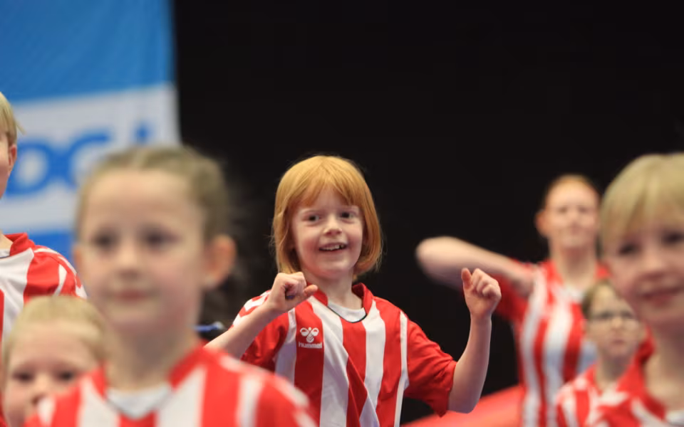 Salto Kids charmerer ved Helleopvisning