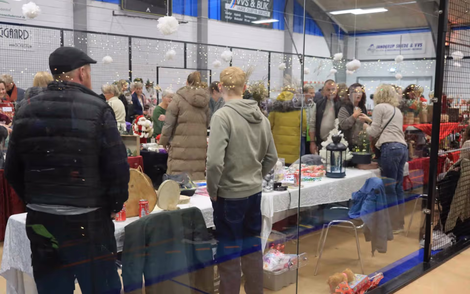 Julemarked samlede Billum i hallen