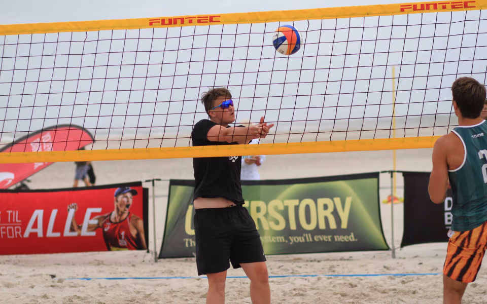 Vestenvinden udfordrer beachvolley-eliten