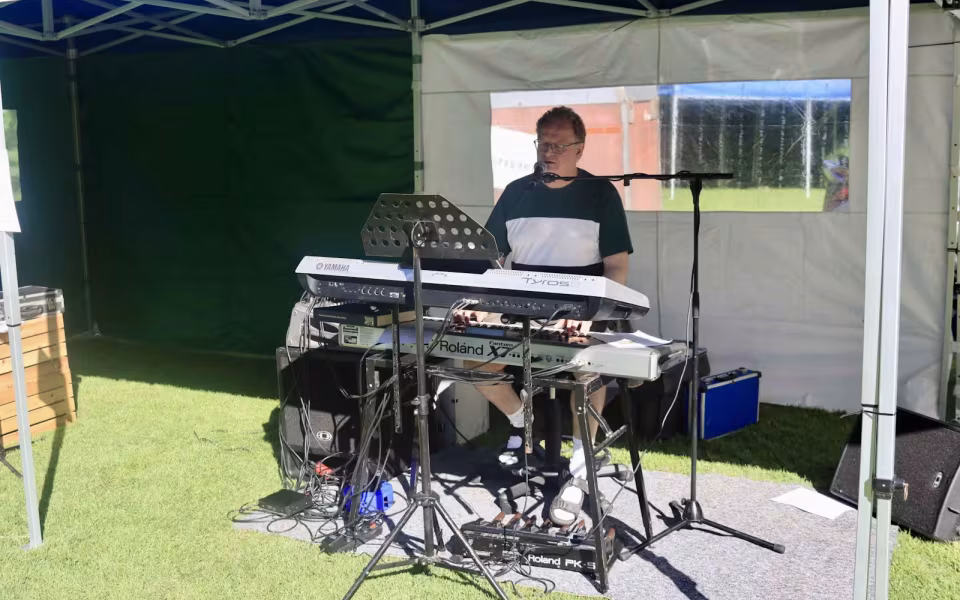 Seniorfest med rundtur og hyldestindslag