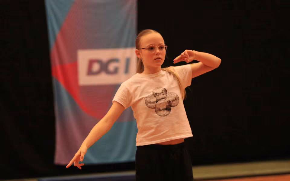 Farverig opvisning lyser Sportspark op