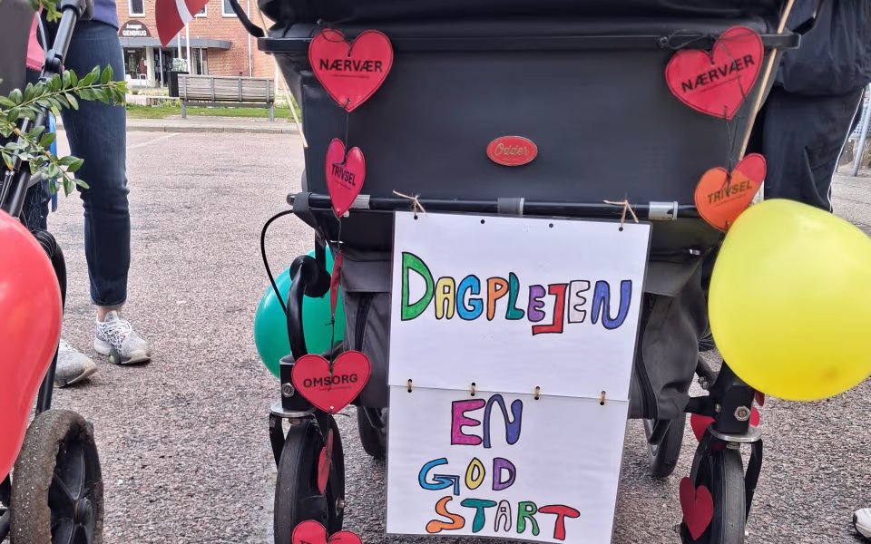 Børnene fra dagplejen spredte glæde og satte røde hjerter op rundt i Ansager for at markere Dagplejens Dag