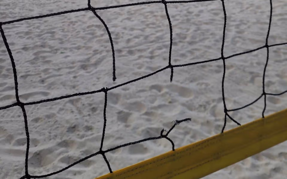 Det beskadigede volley-net på stadion er klippet og brændt flere steder. Frivillige efterlyser, at den gratis bane behandles ordentligt.