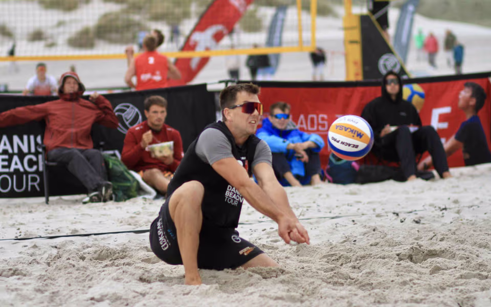 Vestenvinden udfordrer beachvolley-eliten