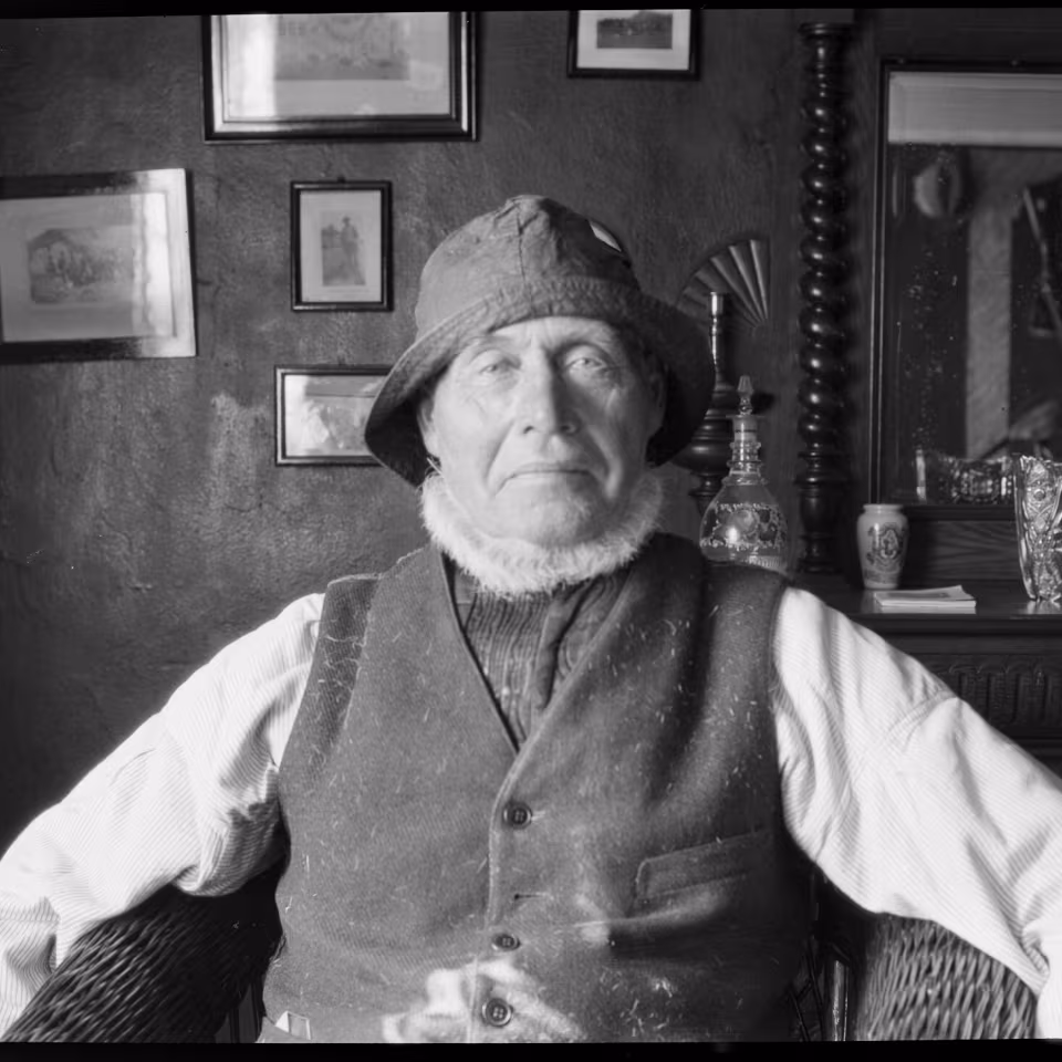 Marius Høy fra Lønne, fotograferet i sit hjem i 1923. Han var fisker, jæger og redningsmand og gjorde gennem omkring 40 år tjeneste ved redningsstationen i Nymindegab, hvor han var med til at redde omkring 70 mennesker. Han var desuden jagtkammerat med den kendte fuglemaler Johannes Larsen. Foto: DFS, Bnr. 07206.