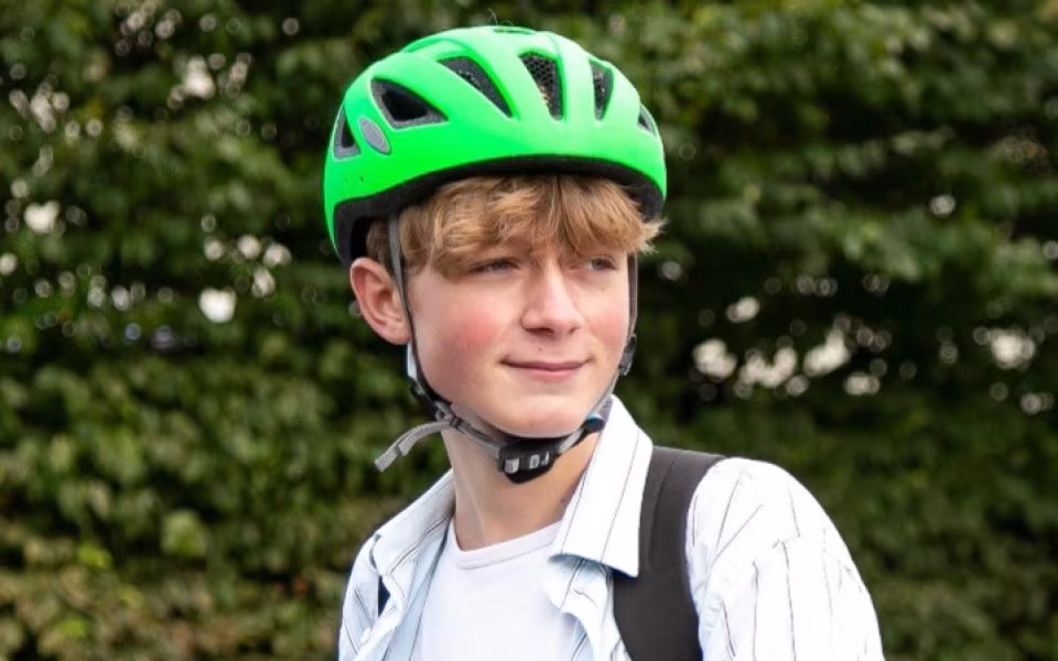 Pas på skallen – behold cykelhjelmen på
