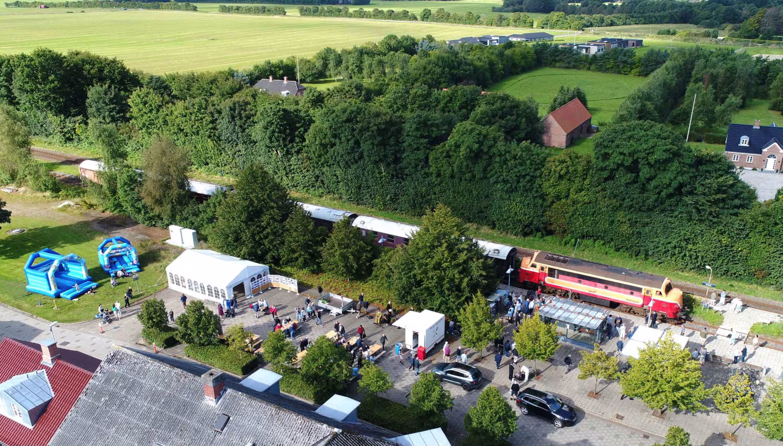 Tistrup Station forvandlet til et festligt samlingspunkt i anledning af den vestjyske længdebane 150-års jubilæum.