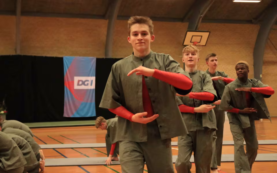 Farverig opvisning lyser Sportspark op