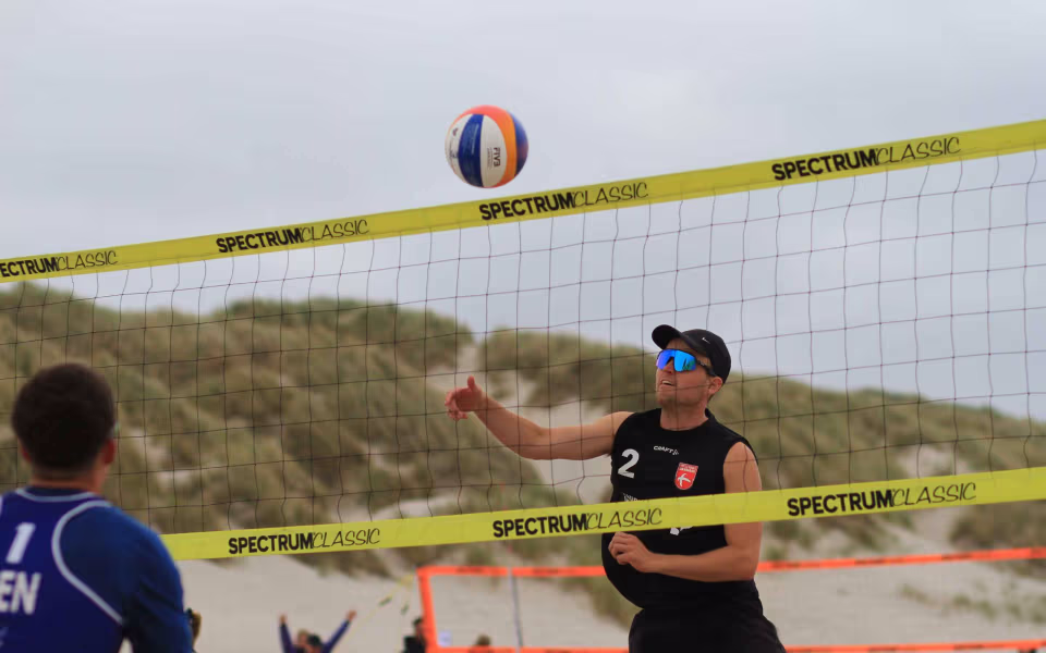 Vestenvinden udfordrer beachvolley-eliten
