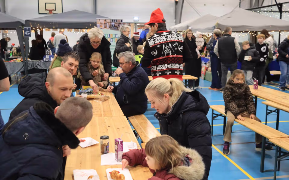 Julemarked samlede Billum i hallen