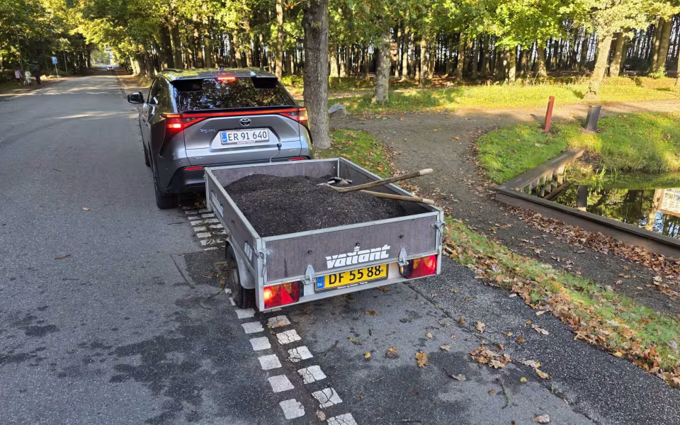 Solen skinnede fra en blå himmel, da 16 frivillige søndag den 4. oktober mødtes til arbejdsdag i Tistrup Anlæg.