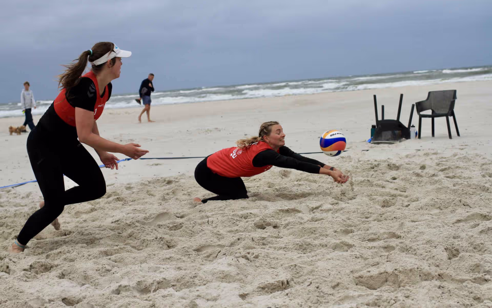 Vestenvinden udfordrer beachvolley-eliten