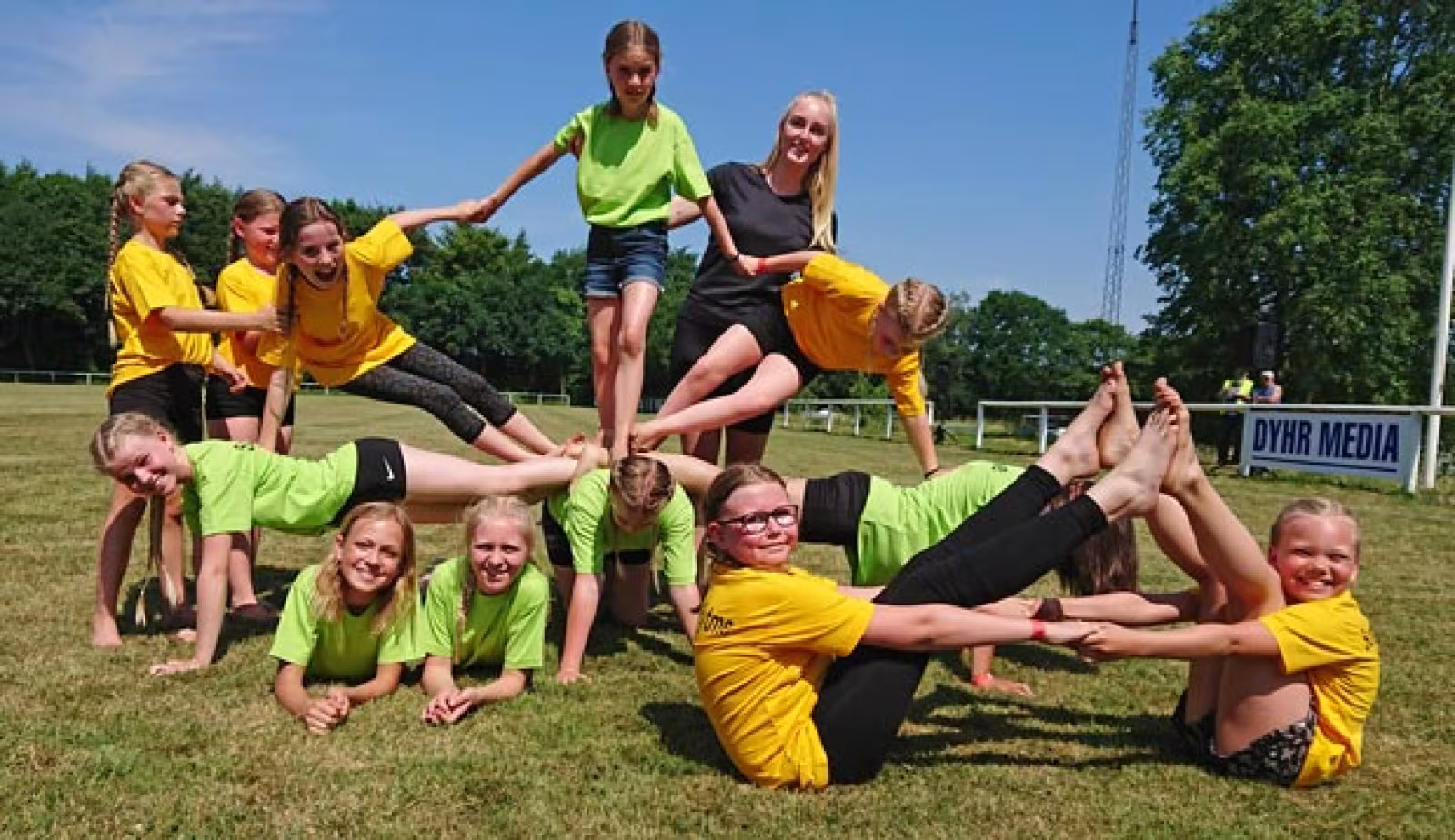 Denne lille skønne gut var frisk på et foto, mens han lurede lidt på gymnastikpigerne ;-)