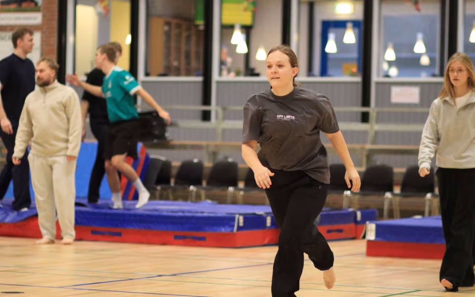 Forventningsfulde gymnaster gør klar
